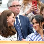 Bei ihrem ersten gemeinsamen Auftritt ohne ihre Männer haben die britischen Herzoginnen Kate und Meghan (beide 36) die Tennis-Fans in Wimbledon entzückt. Foto: dpa