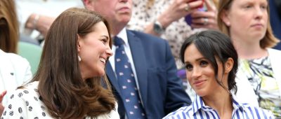 Bei ihrem ersten gemeinsamen Auftritt ohne ihre Männer haben die britischen Herzoginnen Kate und Meghan (beide 36) die Tennis-Fans in Wimbledon entzückt. Foto: dpa