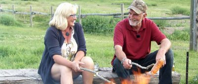 Feuer und Flamme: Beim Würstchen-Grillen am Lagerfeuer mit Farmer Andreas (67) aus British Columbia