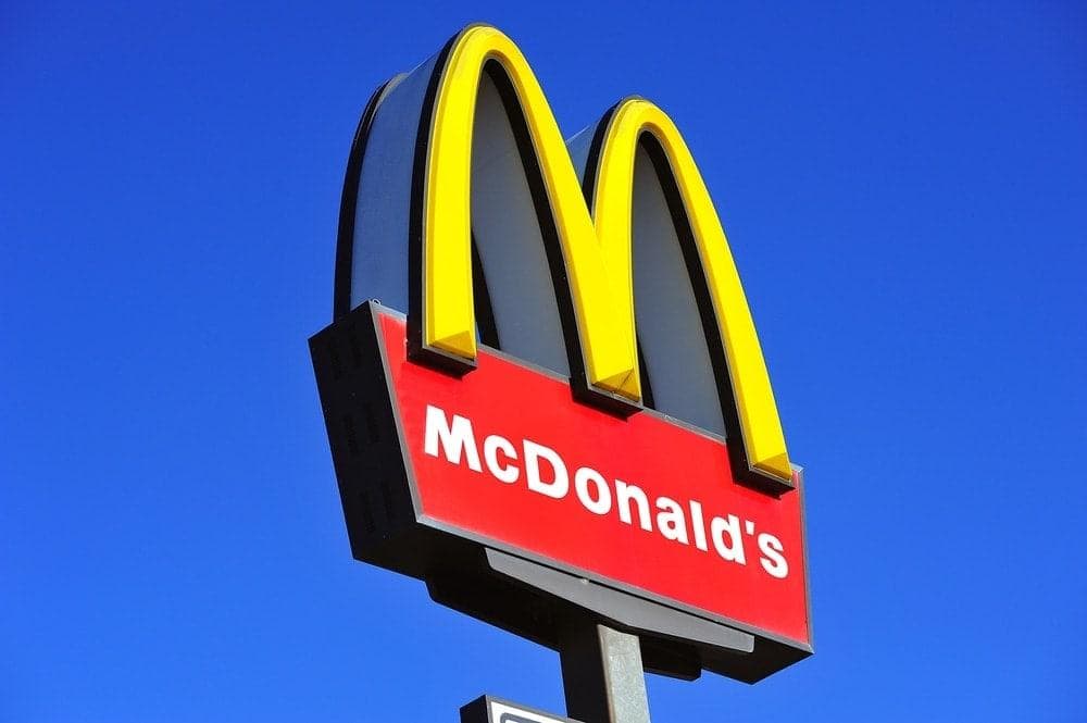 Russen stürmen McDonald’s vor der Schließung während des Krieges