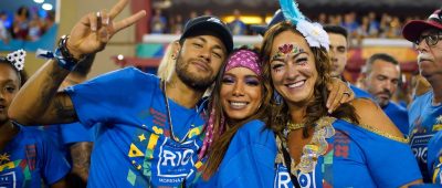 Brasiliens Fußball-Superstar Neymar ist derzeit verletzt und hat deshalb am legendären Karneval von Rio de Janeiro teilgenommen.  Foto: Mauro Pimentel/dpa