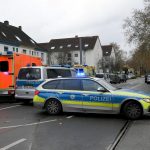 Großeinsatz für die Polizei im Ruhrgebiet: Stundenlang hält ein Mann die Angestellte einer Tankstelle in Bochum in seiner Gewalt. Dann kann sie flüchten. Der Mann wird festgenommen. Foto: dpa/Ina Fassbender