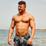 Bachelorette-Kandidat Yannic Dammaschk Muskeln Badehose