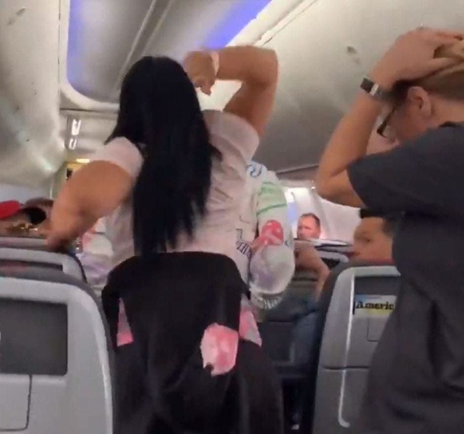 Frau schlägt Freund in Flugzeug