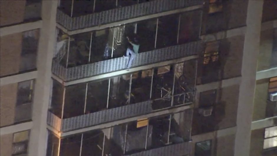 Mann klettert Fassade runter High Rise Feuer