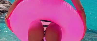 Izabel Goulart mit pinkem Schwimmring
