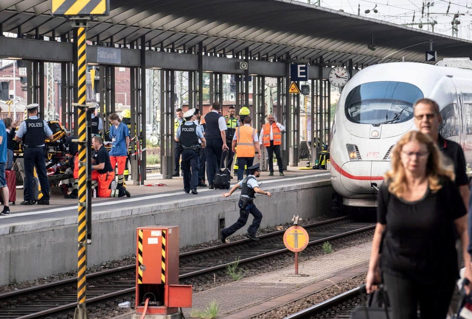 Mutter und Kind im Frankfurter Hauptbahnhof vor Zug gestoßen