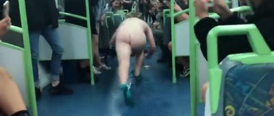 Nackter Mann U-Bahn Melbourne Australien