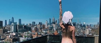 Ireland Baldwin Basinger nackt auf Balkon in New York