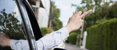 Autofahrer zeigt Mittelfinger