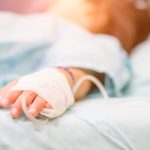 Mädchen liegt in Krankenhaus Hand Nahaufnahme Verband