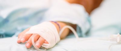 Mädchen liegt in Krankenhaus Hand Nahaufnahme Verband