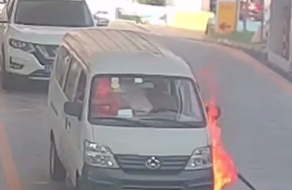 Minibus Van Feuer Flammen