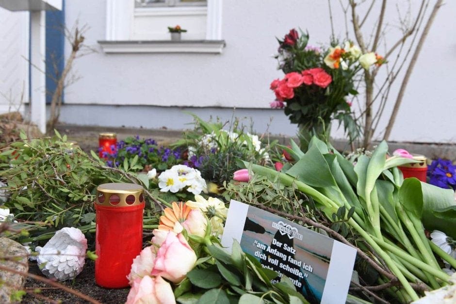 Blumen und Kerzen nach Mord an Maria in Zinnowitz