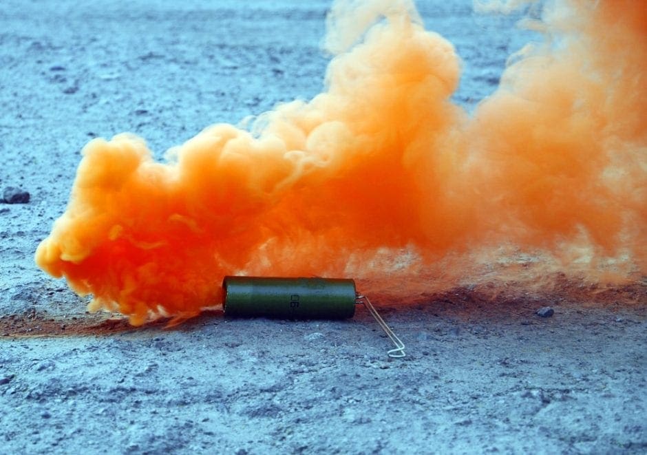 Rauchbombe orange explodiert