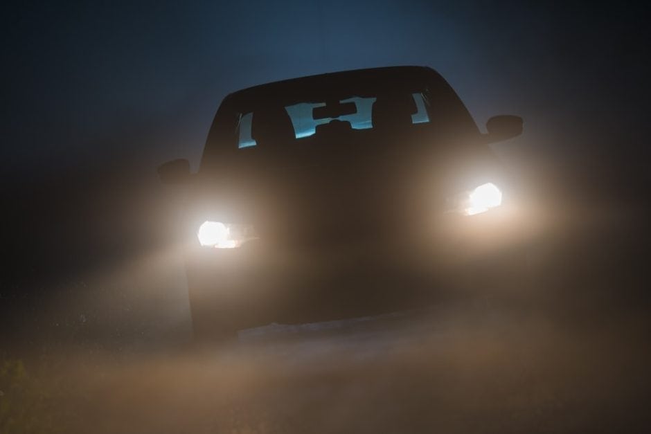 Auto bei Nacht im Nebel