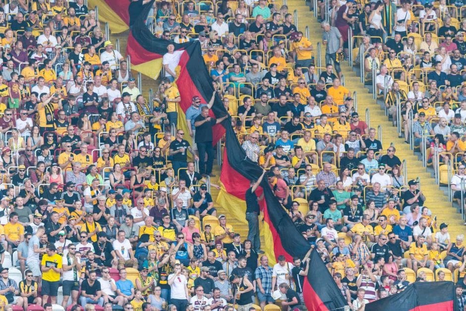 SG Dynamo Dresden Fans Deutschland-Fahnen