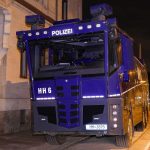 Wasserwerfer der Polizei Hamburg in Dresden
