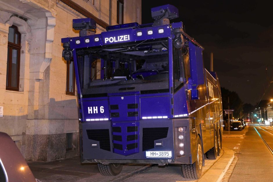 Wasserwerfer der Polizei Hamburg in Dresden