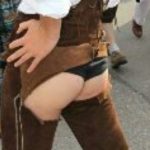 Lederhose mit nacktem Arsch auf Oktoberfest