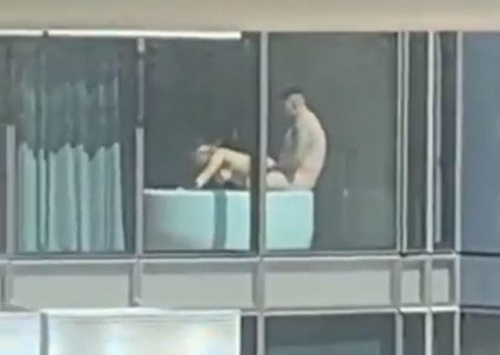 Paar hat Sex in Badewanne