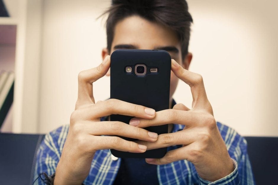Junge mit Smartphone in der Hand -Teenager mit Handy