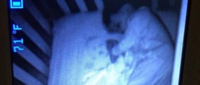 Geister-Baby im Bett
