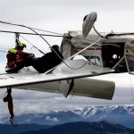 Kleinflugzeug bleibt in Skilift hängen