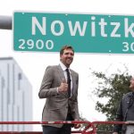 Dirk Nowitzki enthüllt Straßenschild in Dallas Nowitzki Way