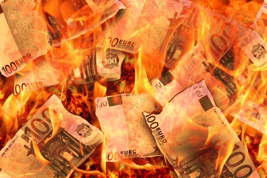 Geld Euro verbrennen Feuer