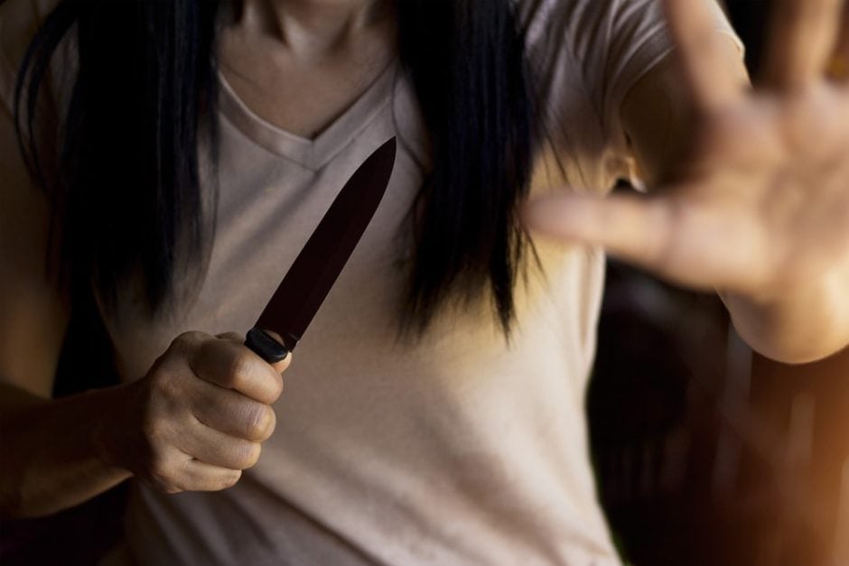 Frau mit Messer