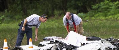 Flugzeug stürzt in Florida auf Auto