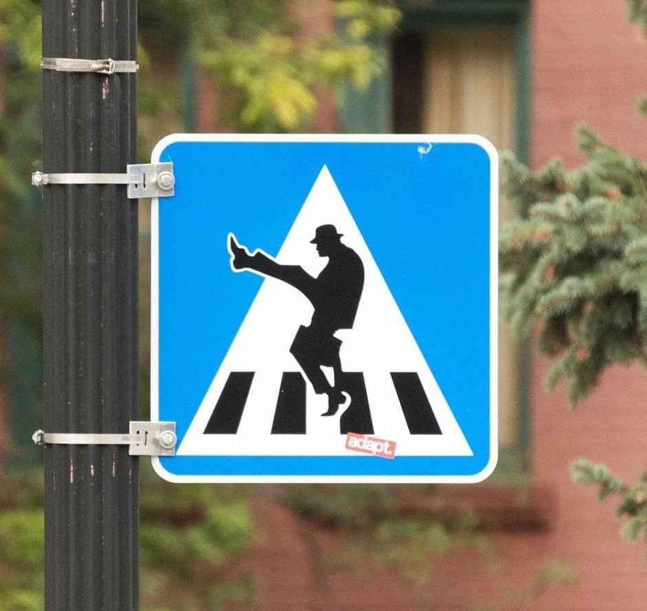 Straßenschild Silly walk Monty Python