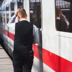 Zugbegleiter Kontrolleur Deutsche Bahn Zug