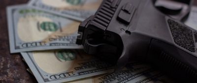 Überfall Dollars Geld Waffe Pistole