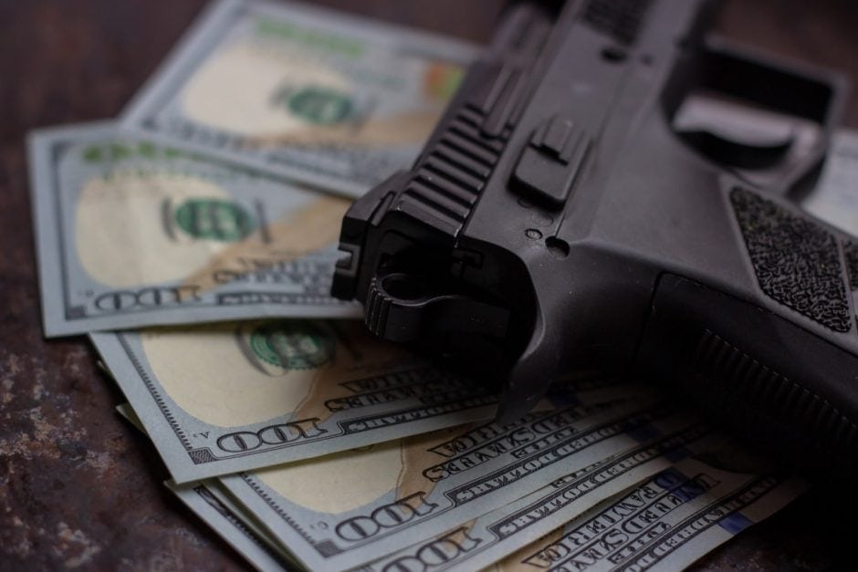 Überfall Dollars Geld Waffe Pistole