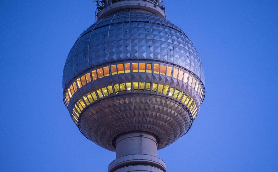 Berliner Fernsehturm geschlossen - Areal Eisabbrüche