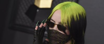 Billie Eilish Grammy Awards Outfit Mundschutz grüne Haare