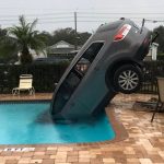 SUV im Swimming Pool