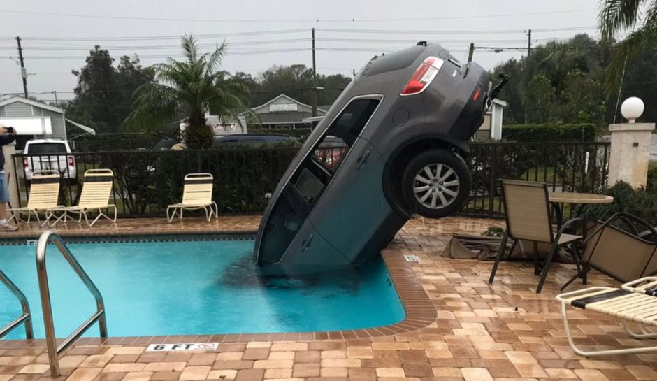 SUV im Swimming Pool