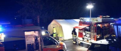 Auto fährt in Südtirol in Reisegruppe - Sechs Tote