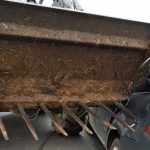Traktor durchbohrt Auto mit Mistgabel