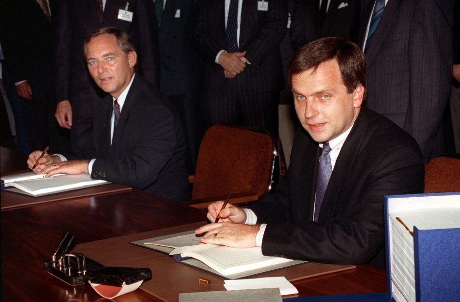 Bundesinnenminister Wolfgang Schäuble und DDR-Staatssekretär Günther Krause Einigungsvertrag