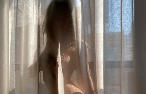 Emily Ratajkowski Nackt Vorhang Verstecken