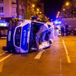 Polizei-Sprinter kippt nach Zusammenstoß in Frankfurt um