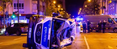 Polizei-Sprinter kippt nach Zusammenstoß in Frankfurt um