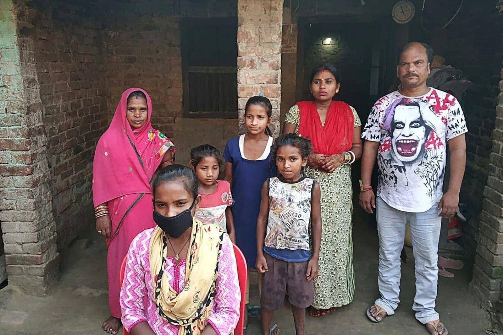 Indien Mädchen radelt Vater nach Hause