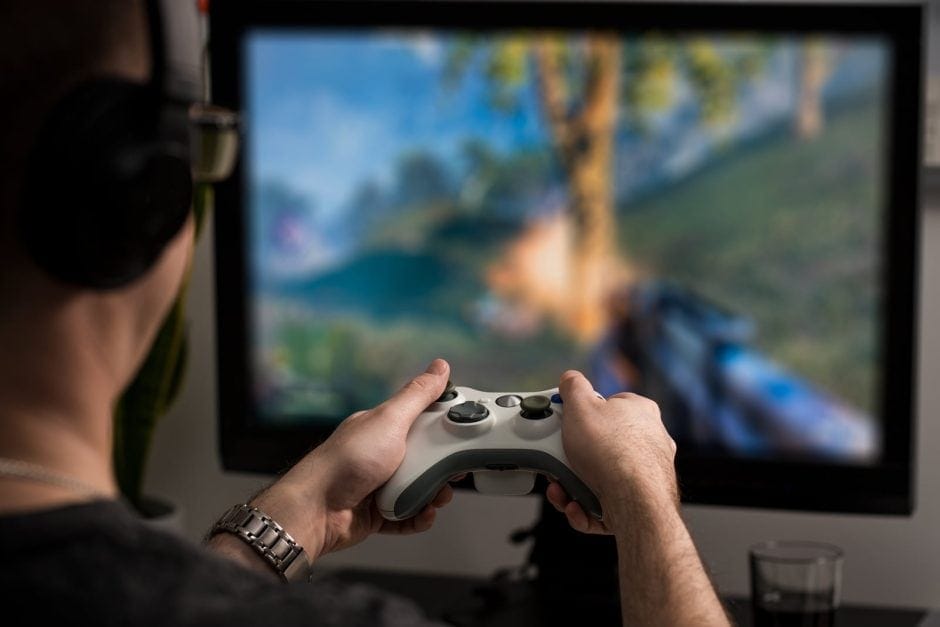 Mann zockt Videospiel Xbox Zocken Spielen