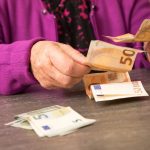 Rente Geld Euro Rentnerin