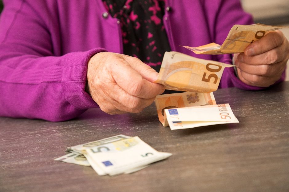 Rente Geld Euro Rentnerin